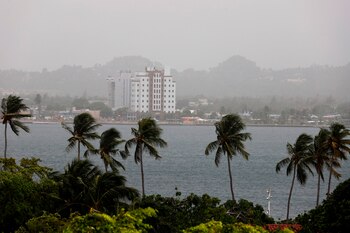Registro panorámico este lunes de una inmensa nube de arena del Sahara que cubre el municipio de Cataño, captado desde San Juan (Puerto Rico). EFE/Thais Llorca