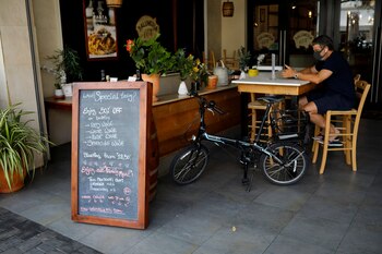 Un hombre sentado en un