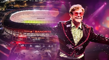 Montaje visual con Elton John con gafas rojas a la derecha y una vista aérea nocturna del Estadio Banorte a la izquierda.