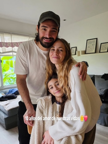 Rocío Igarzábal, su pareja y su hija Lupe sonríen a cámara mientras se abrazan en lo que parece ser una sala de estar, con un mensaje superpuesto sobre el cumpleaños
