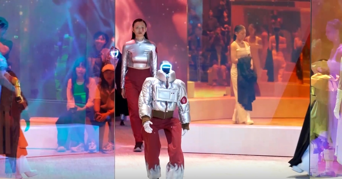 Robots humanoides desfilan con modelos de pasarela en Corea del Sur