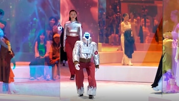 Robots humanoides desfilan con modelos de pasarela en Corea del Sur