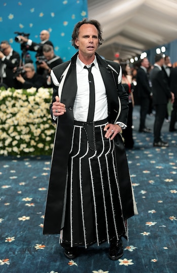 Walton Goggins, actor, lució una falda para complementar su look de corbata y camisa