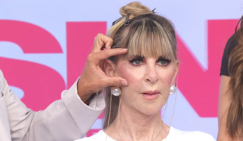 El efecto de elevación en pómulos y mirada mediante adhesivos invisibles nació como un secreto de camerino en el cine.