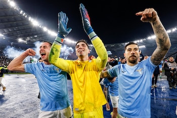 (I-D) El jugador del Lazio Adam Marusic, el portero Christos Mandas y Mattia Zaccagni en Roma, Italia. EFE/EPA/FABIO FRUSTACI