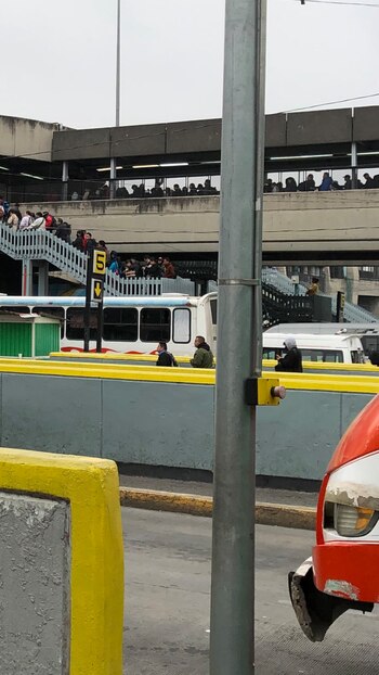 Pasajeros denuncian retrasos de más