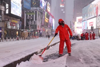 Un trabajador retira la nieve