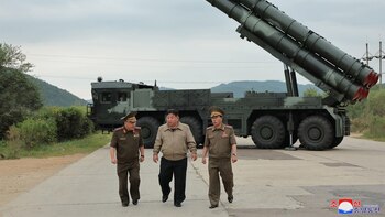 Kim Jong Un inspecciona una