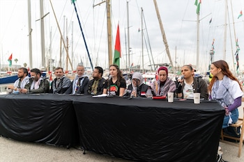 Algunos miembros de la Global Sumud Flotilla durante la rueda de prensa concedida antes de tratar de partir a Gaza (Lorena Sopêna / Europa Press)