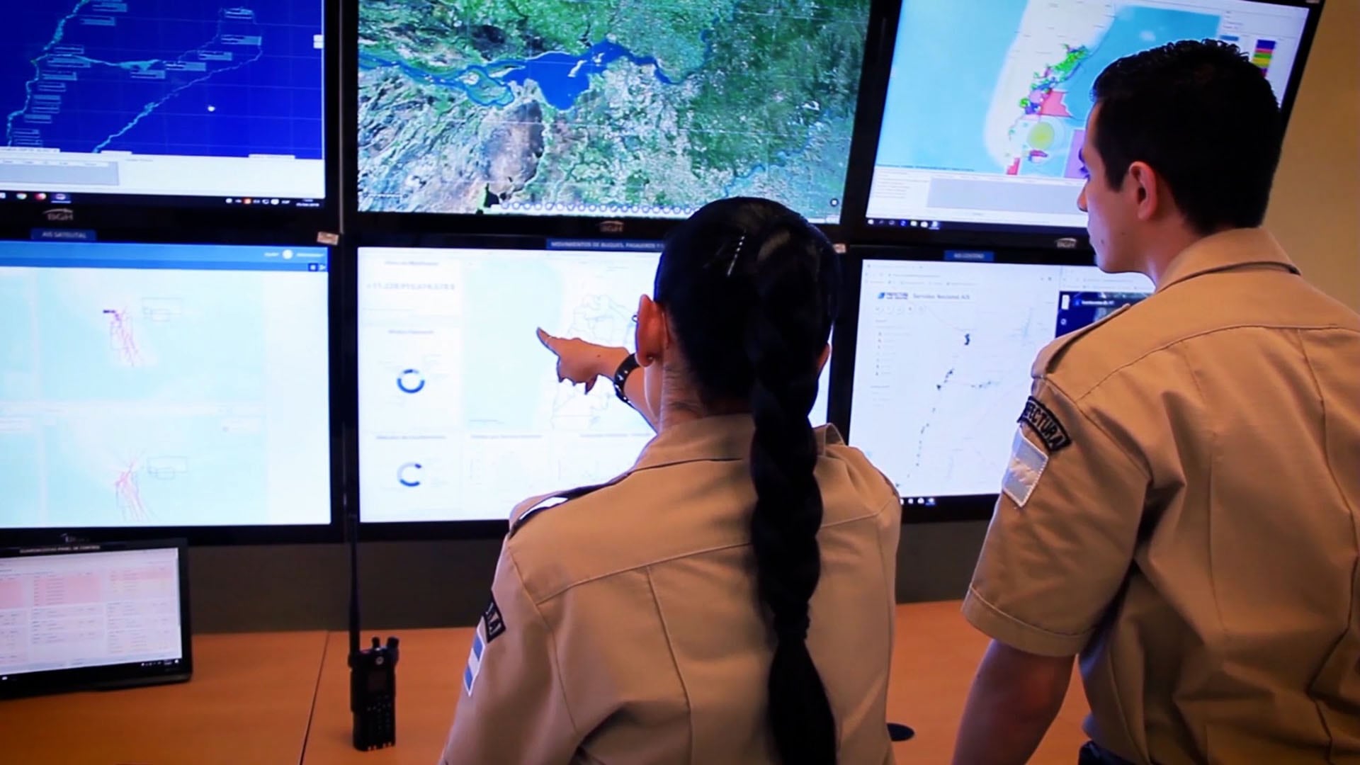 Miembros de Prefectura observan en varias pantallas el tráfico marino, con recursos del Sistema Guardacostas