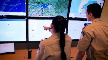 Miembros de Prefectura observan en