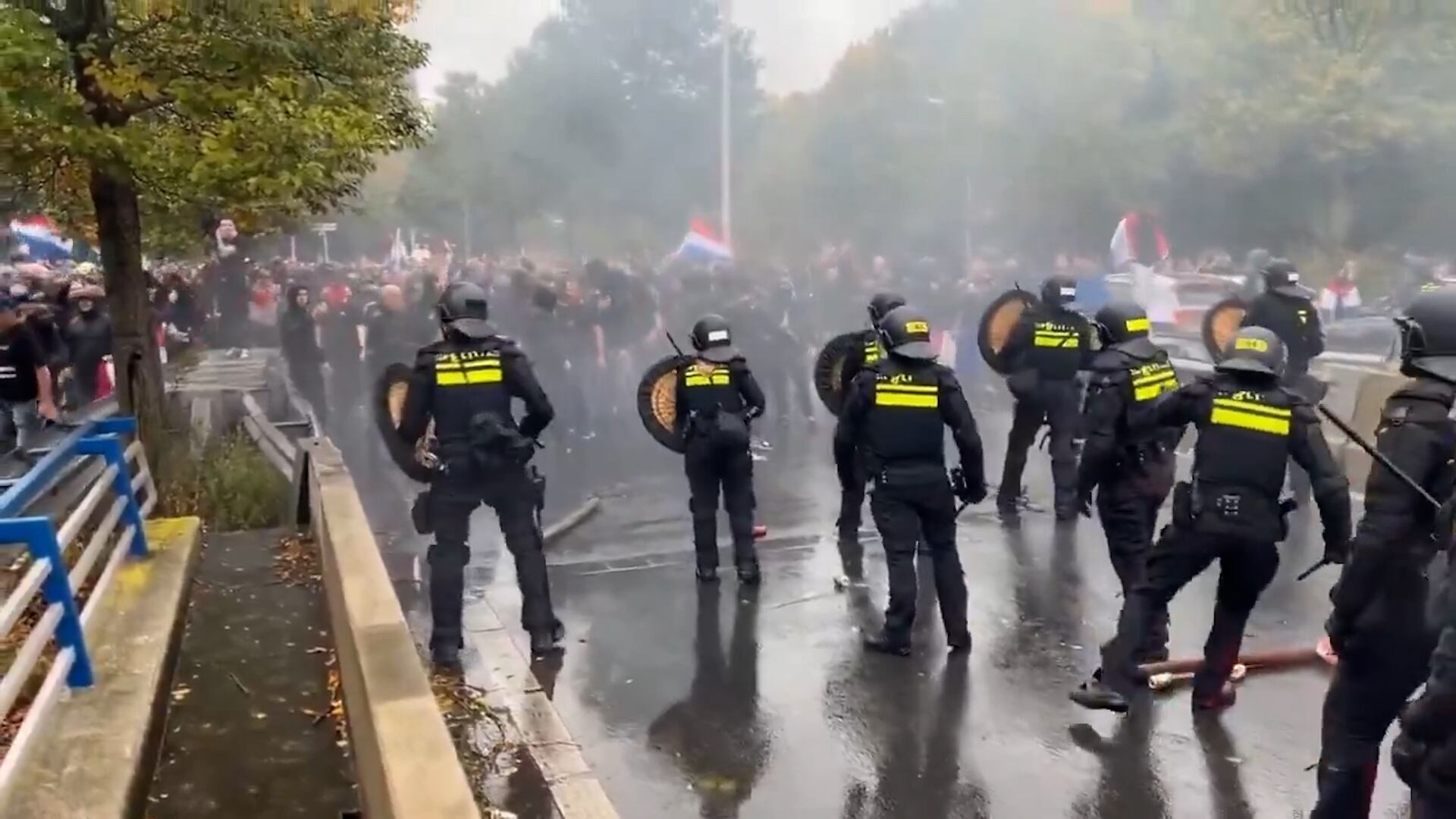 Hubo enfrentamientos entre manifestantes y policías (Captura)