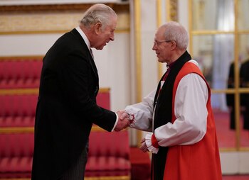 El rey Carlos III de Gran Bretaña le da la mano al arzobispo de Canterbury, Justin Welby, durante una presentación de discursos leales por parte de los organismos privilegiados, en una ceremonia en el Palacio de Buckingham en Londres, Gran Bretaña. Yui Mok/Pool vía REUTERS
