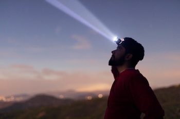 La Guardia Civil desaconseja depender solo de la luz del teléfono móvil