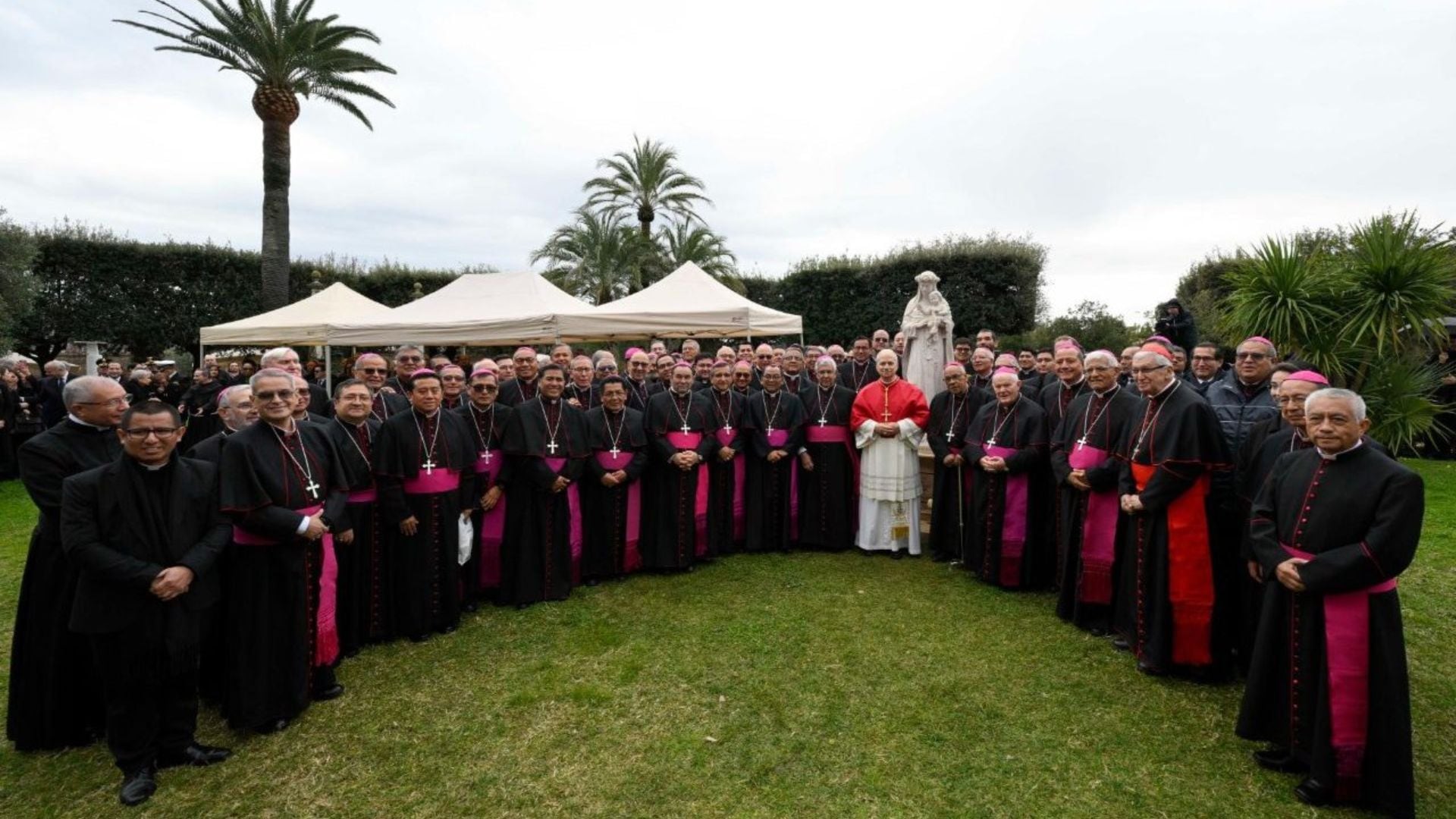 El Papa León junto a obispos peruanos en la sede del Vaticano | Foto: Vaticano