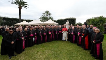 El Papa León junto a