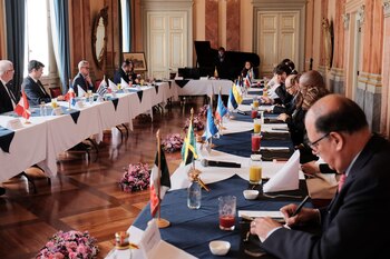 Varios embajadores y representantes de