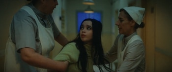 Helena Tuñón debutó en la serie biográfica de Moria Casán con una escena de electroshock (Netflix)
