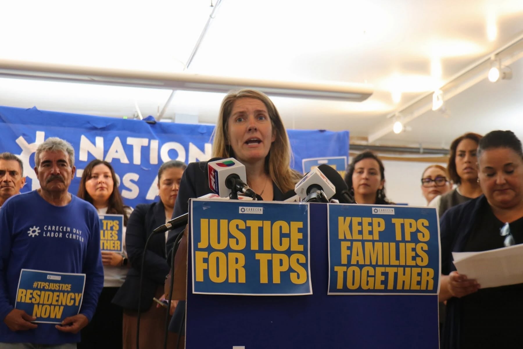 La abogada Emi MacLean recomendó a los titulares del TPS buscar asesoramiento legal, preparar un plan familiar y reunir documentación. (Cortesía: Central American Resource Center)