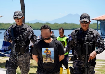 Cocaína, GPS Garmin y Starlink en alta mar: la Marina de El Salvador intercepta una lancha a 947 millas y detiene a dos ecuatorianos (Foto cortesía Gabinete de Seguridad)
