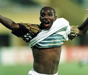 Benni McCarthy le anotó a a Dinamarca durante el Mundial de Francia 1998, convirtiéndose en el primer goleador de los Bafana Bafana en Mundiales. (X/ @BafanaBafana)