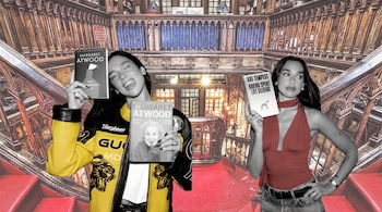 Dua Lipa en blanco y negro con dos libros de Margaret Atwood y uno de Kae Tempest, sobre un fondo de librería a color con estanterías y barandales.