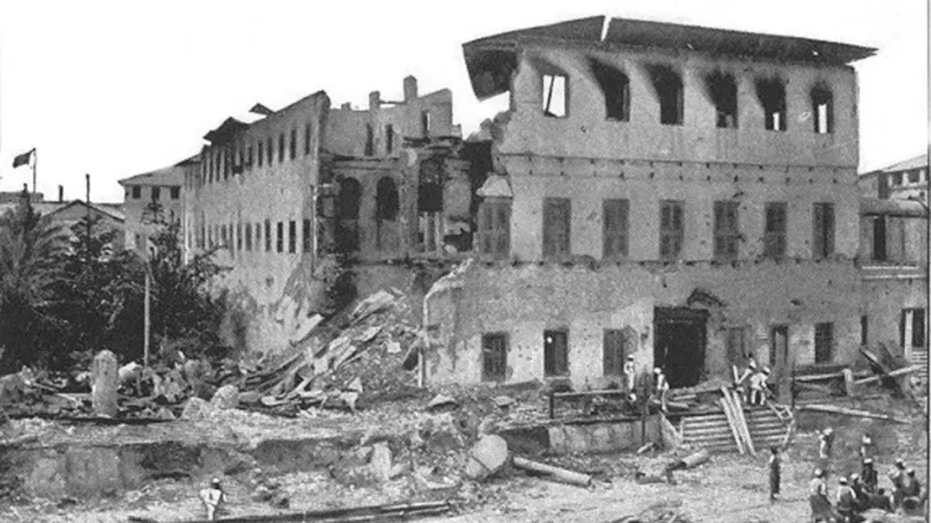 El palacio gubernamental y otros edificios destruidos tras el ataque en la guerra anglo-zanzibariana (Richard Dorsey Mohun)