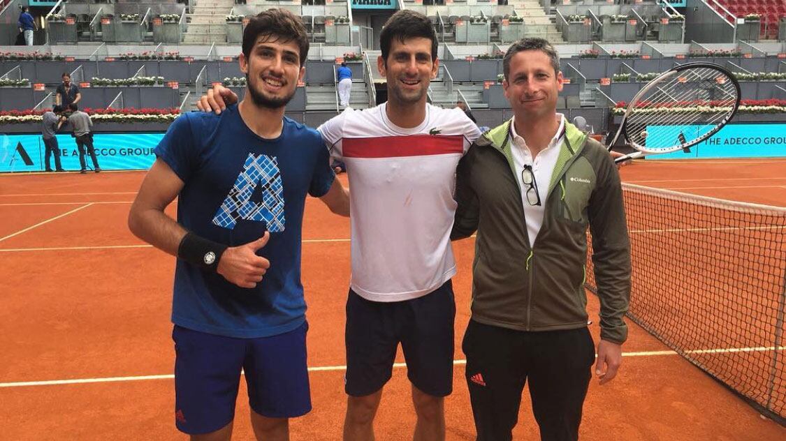Pedro Cachin junto a Novak Djokovic luego de compartir una sesión de entrenamiento, un momento especial en la carrera del tenista cordobés