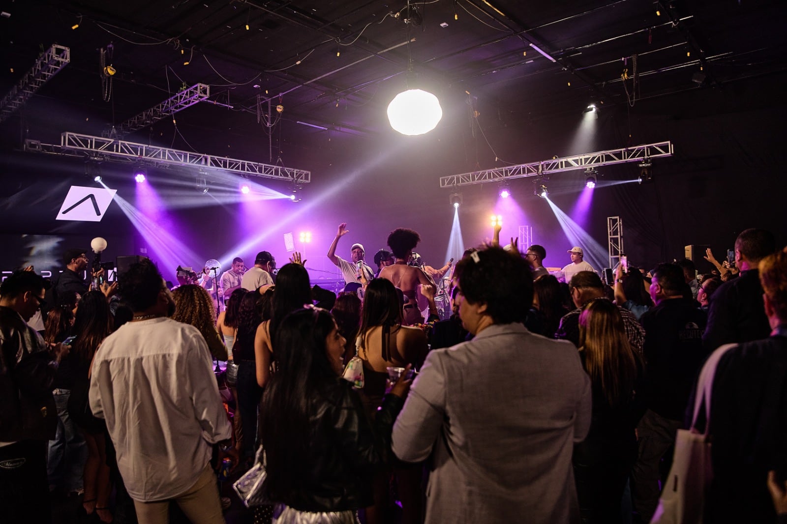 Bacanos, Jerau y Danni Úbeda brillan en el lanzamiento de Púrpura Sessions en Lima. IG