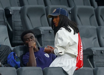 Tolami Benson afirmó que conoce un lado de Bukayo Saka distinto al ruido del fútbol, pese a la atención que recibe en Arsenal e Inglaterra (REUTERS/Lee Smith)