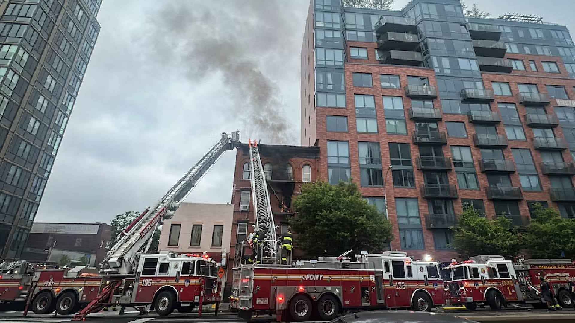 El sindicato de bomberos de Nueva York exige sumar un quinto bombero por camión en 86 compañías para reforzar la seguridad ante incendios (Reuters)
