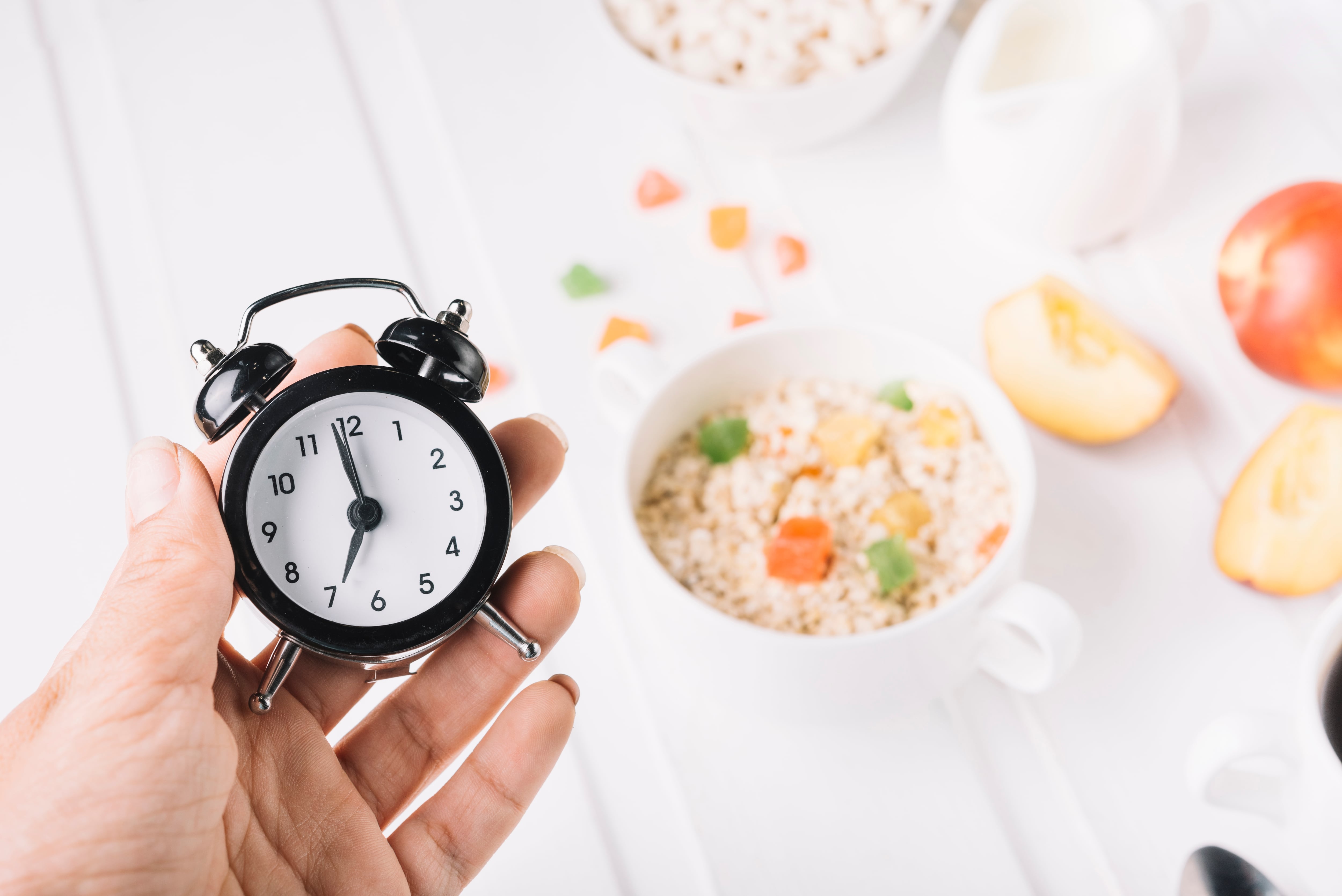 Saltarse comidas principales, como el desayuno o el almuerzo, favorece la aparición de antojos nocturnos y el descontrol alimenticio (Freepik)