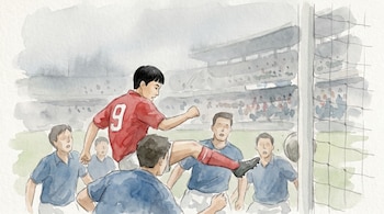Ilustración en acuarela de un futbolista con camiseta roja #9 pateando un balón hacia la red, rodeado de jugadores con camisetas azules, en un estadio brumoso.