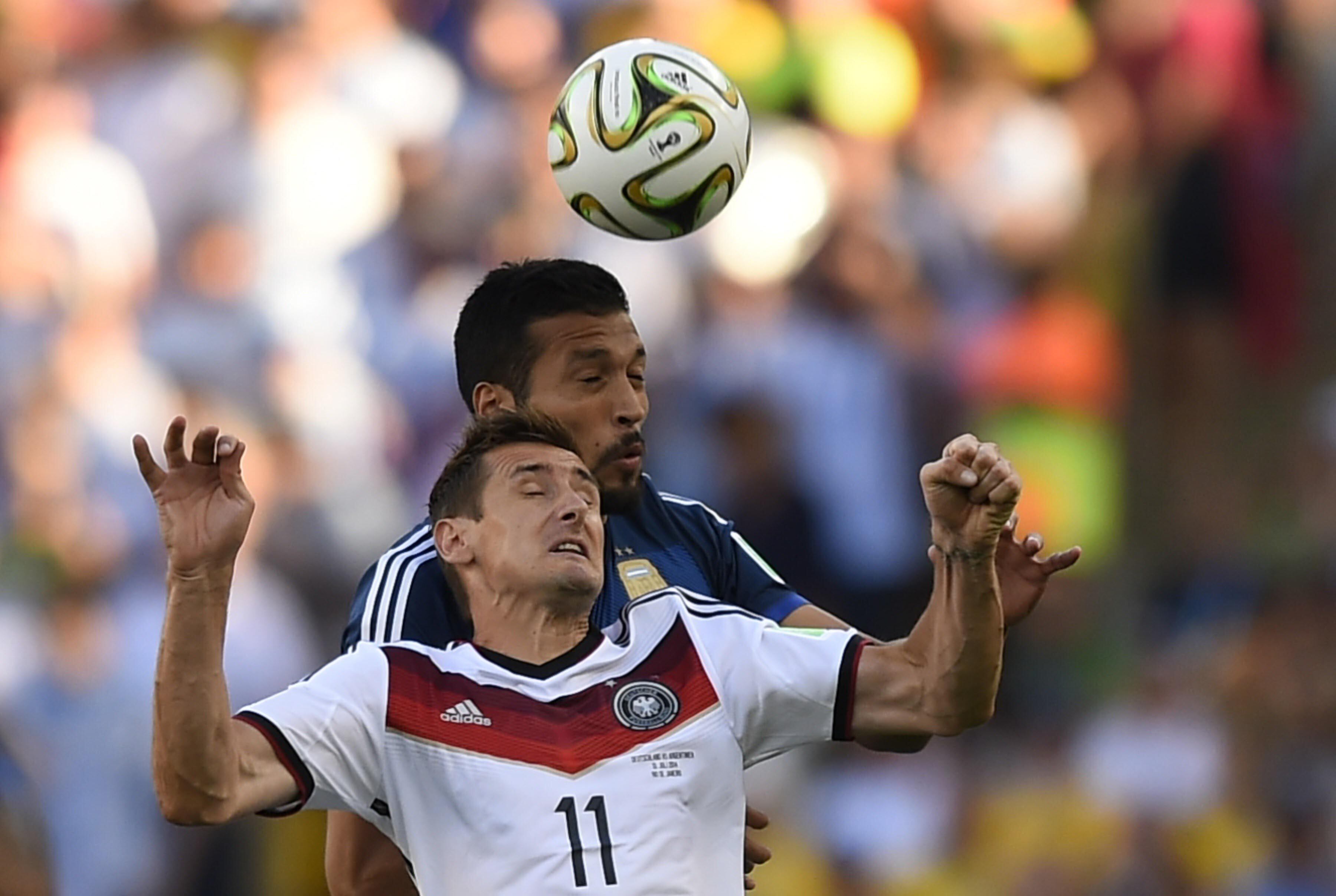 En la final del mundo junto al alemán Miroslav Klose (AFP PHOTO / FABRICE COFFRINI)