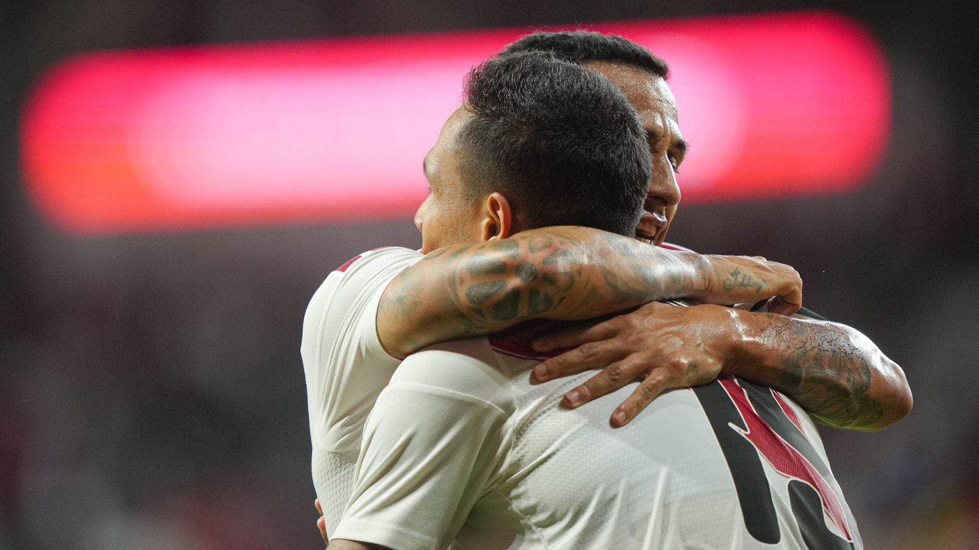 Yoshimar Yotún fundiéndose en un abrazo con Renzo Garcés tras su anotación ante Haití. - Crédito: FPF