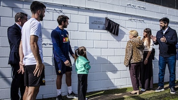 El Valencia CF homenajea a José Manuel Ochotorena dando su nombre al campo principal de Paterna