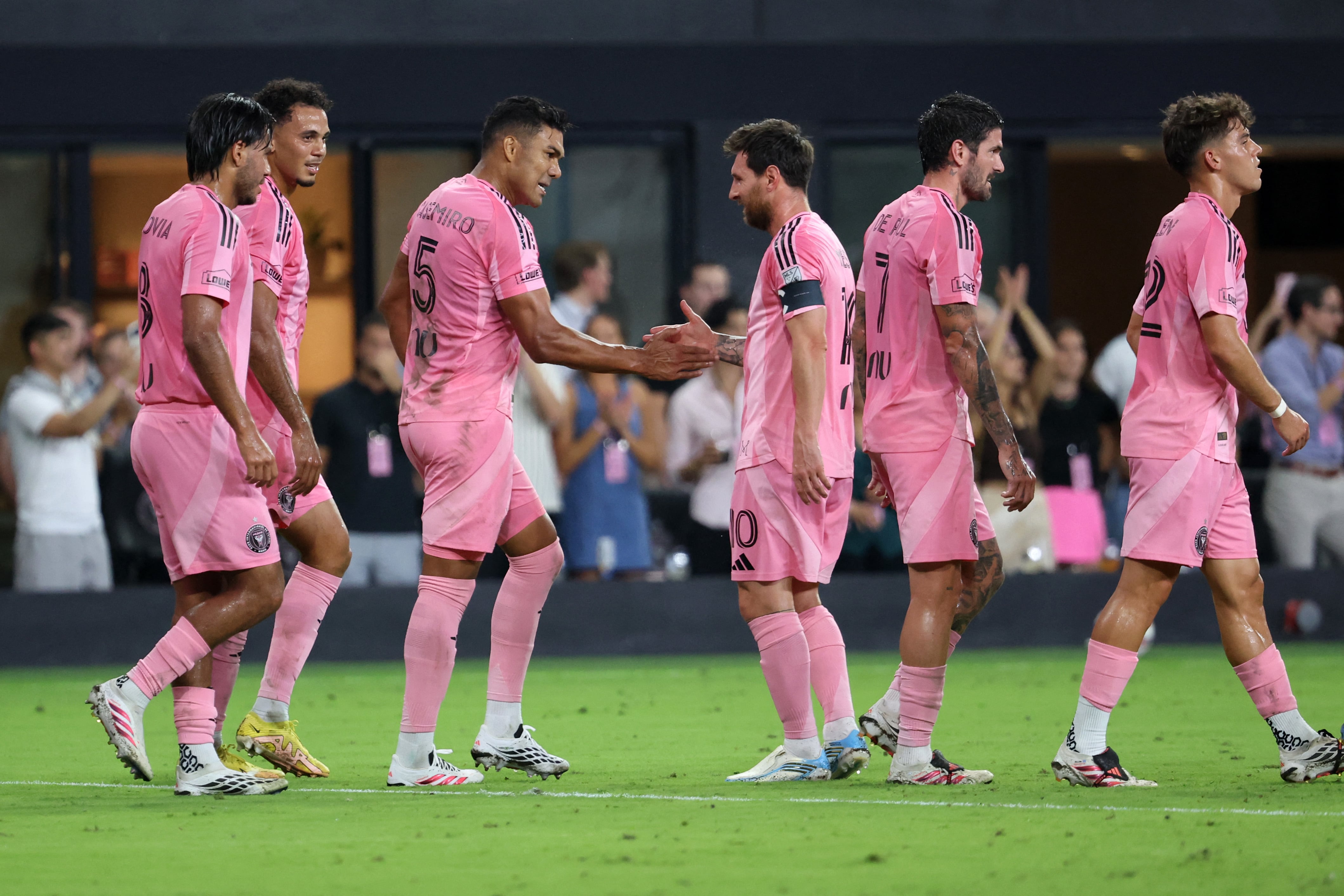 El brasileño ex rival del capitán argentino celebra compartir vestuario con el 10 (Photo by Leonardo Fernandez / GETTY IMAGES NORTH AMERICA / Getty Images via AFP)