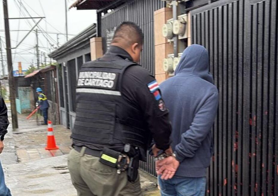 Las diligencias judiciales incluyeron detenciones de entre cuatro y cinco personas, entre ellas encargados, cuidadores y personal administrativo del asilo. Crédito: CR HOY