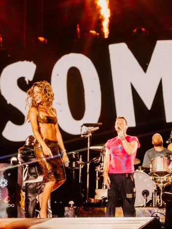 Tini en el escenario junto