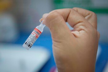 Una enfermera muestra una caja