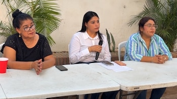 De izquierda a derecha, Higinia Altamirano, madre; Reyna Alonso Carrasco, esposa; y Amable Altamirano, hermana, de Miguel Sánchez Altamirano, alcalde de Juchitán de Zaragoza, durante la conferencia de prensa realizada tras su detención. Crédito: Facebook - Pluma Digital Noticias