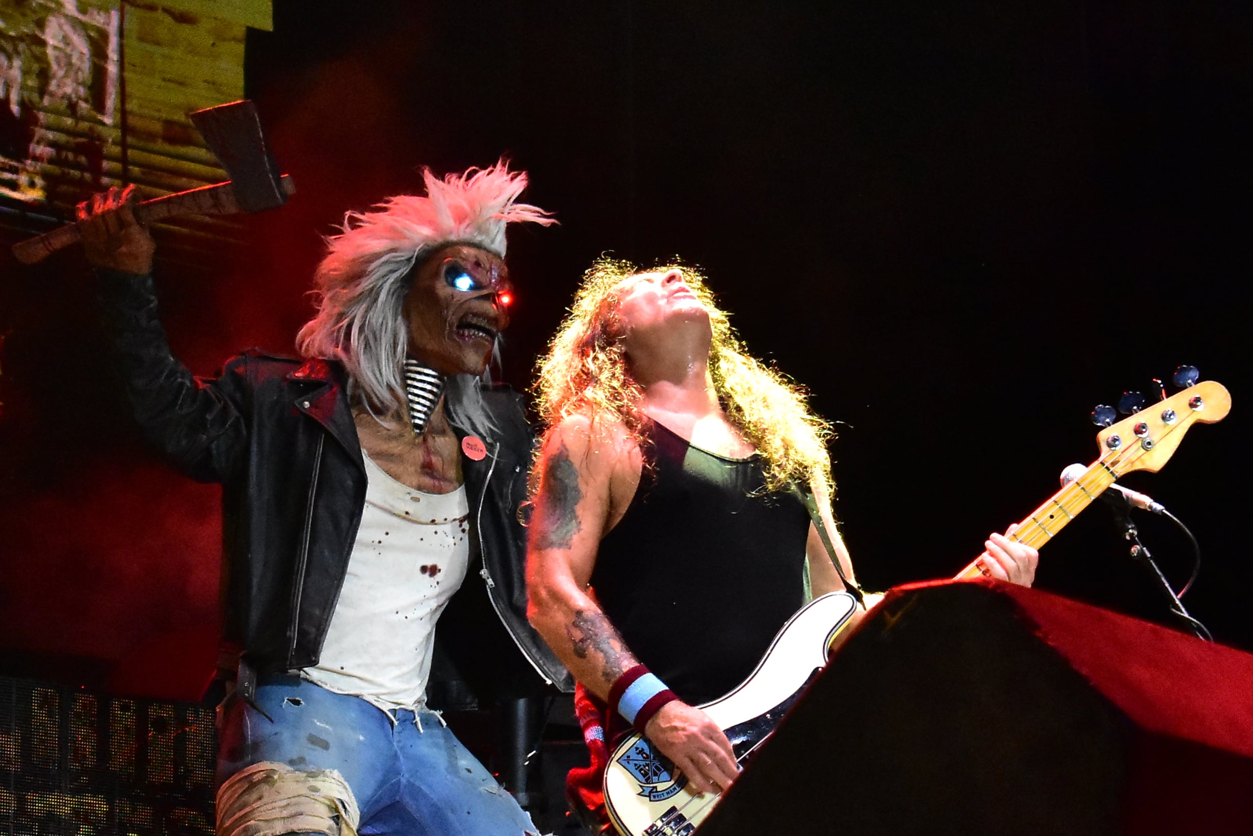 Steve Harris, bajista de Iron Maiden, y el inefable Eddie The Head (Infobae Centroamérica/Emerson Del Cid)