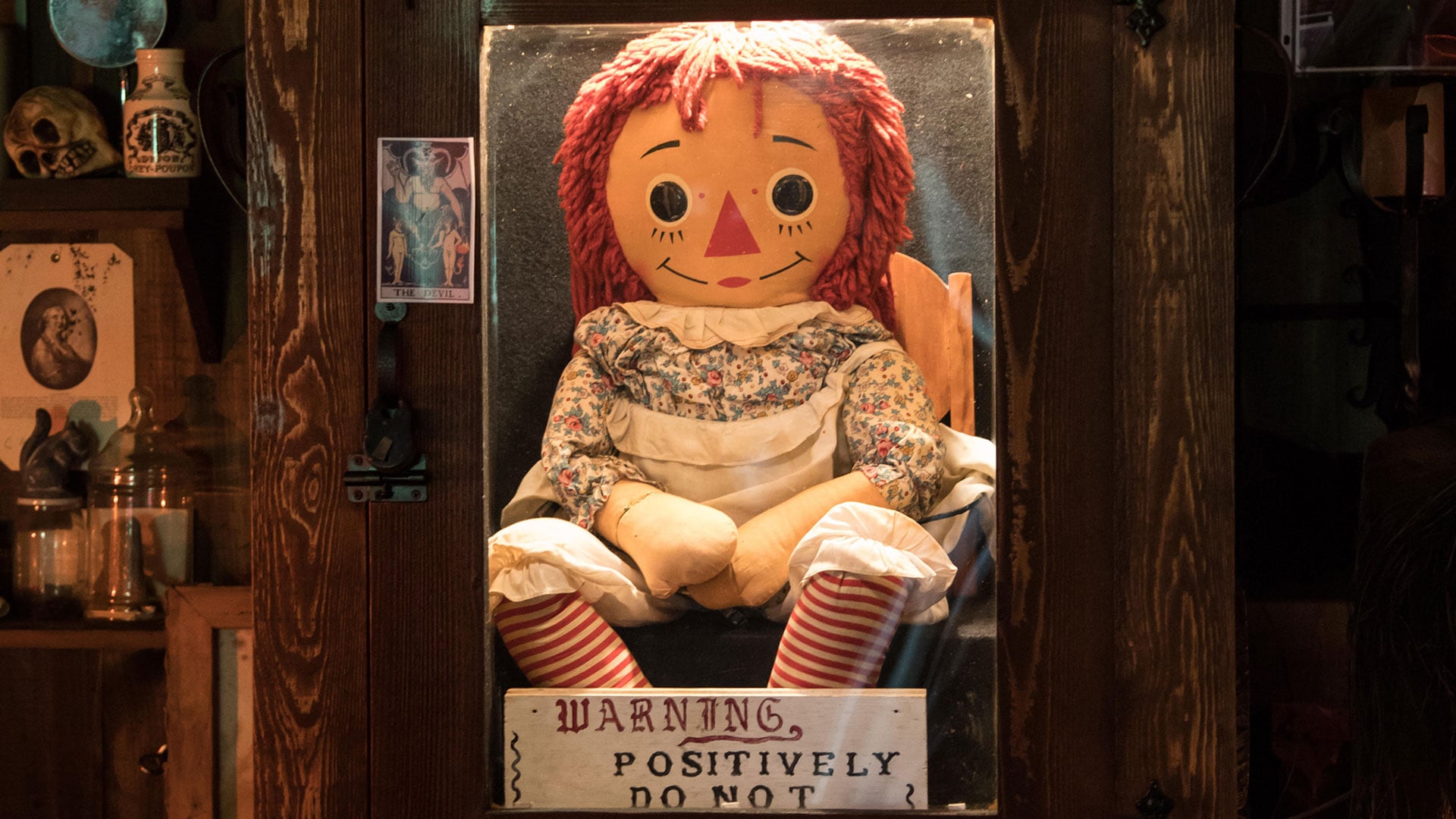 La leyenda de Annabelle, la muñeca que creían poseída y se convirtió en un ícono del terror: del exorcismo a un museo del ocultismo