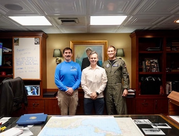 John Barrett, encargado de negocios de Estados Unidos en Guatemala, celebró la llegada del portaaviones USS Nimitz y del destructor USS Gridley a las costas guatemaltecas. (Cortesía: US Embassy Guatemala)