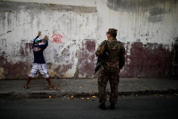 Un militar detuvo a una