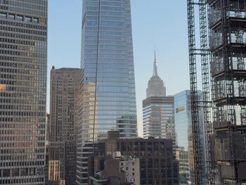 Nova-iorquinos e turistas reclamam da perda da tradicional vista de cartão postal do Empire State Building do Madison Square Park, que foi perdida devido a uma construção próxima (Opy Morales).