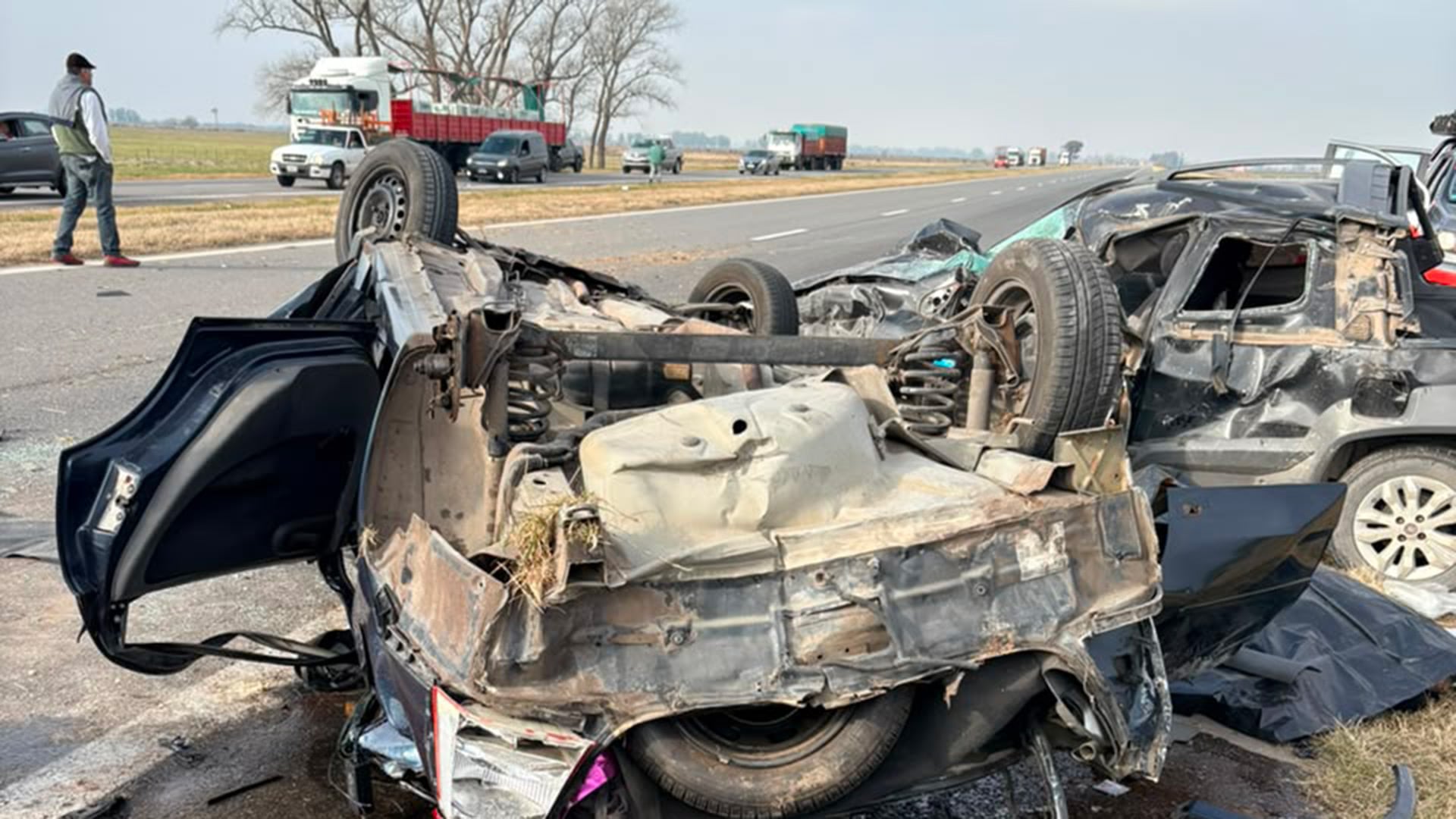 Las tres personas fallecidas viajaban en el Chevrolet Corsa que quedó volcado sobre la banquina