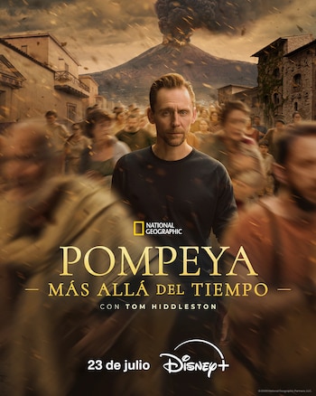 Primer plano de Tom Hiddleston con un volcán en erupción y cenizas cayendo sobre personas huyendo en una ciudad antigua, promocionando un documental sobre Pompeya