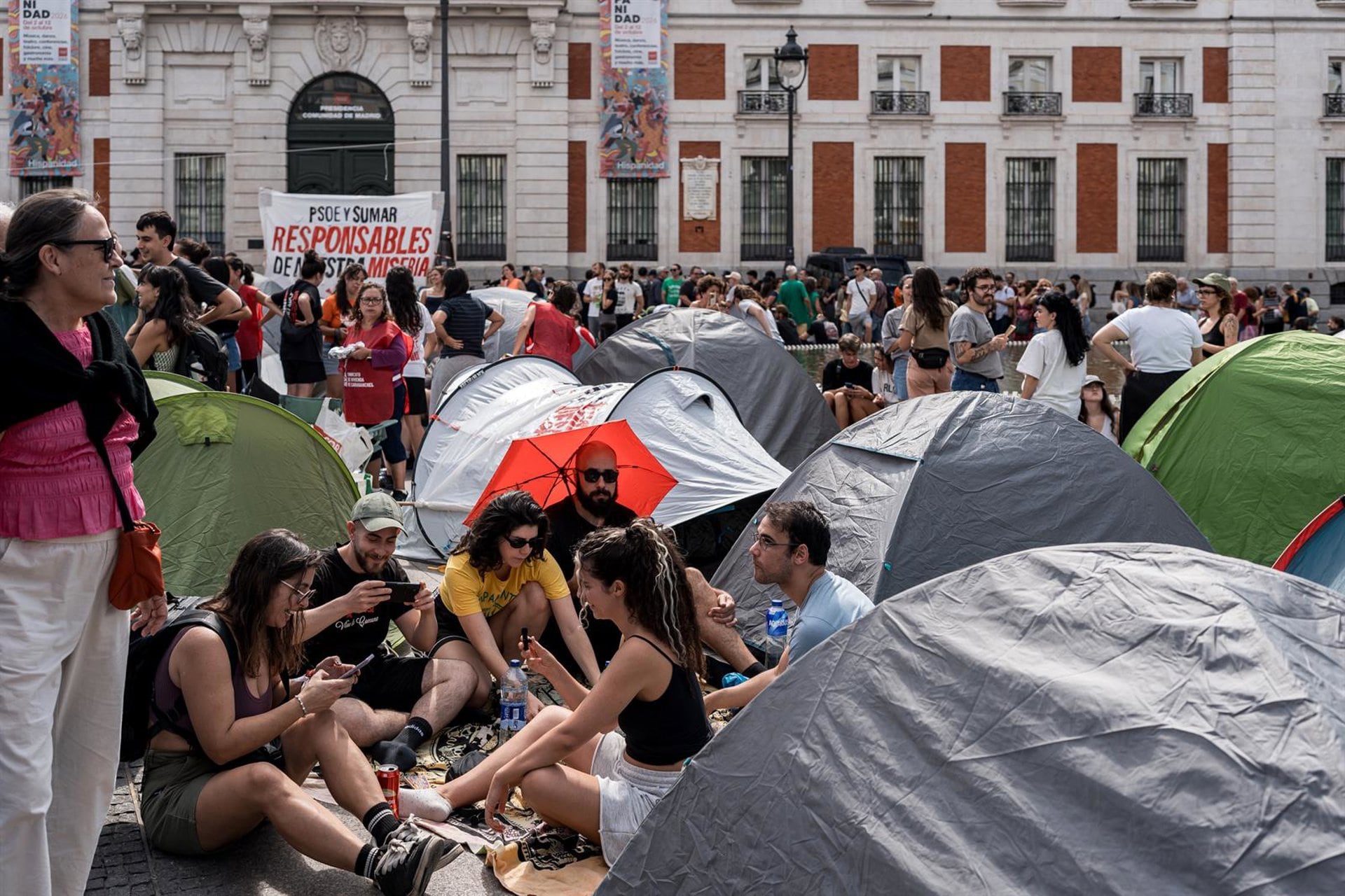 Numerosas personas se concentran en tiendas de campaña para exigir la aprobación de un decreto sobre vivienda. Diego Radamés - Europa Press
