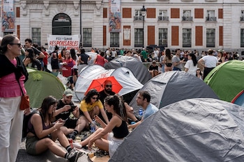 27/09/2026 Numerosas personas se concentran en tiendas de campaña para exigir la aprobación de un decreto sobre vivienda, en la Puerta del Sol, a 27 de septiembre de 2026, en Madrid (España). 500 personas han amanecido este domingo en la Puerta del Sol de Madrid tras acampar en un centenar de tiendas de campaña toda la noche --según las cifras facilitadas por la Delegación de Gobierno a Europa Press-- para exigir la aprobación de un decreto sobre vivienda, que han bautizado como 'decreto Maricarmen', en el Consejo de Ministros que se celebrará el martes 29 de septiembre.
POLITICA
Diego Radamés - Europa Press